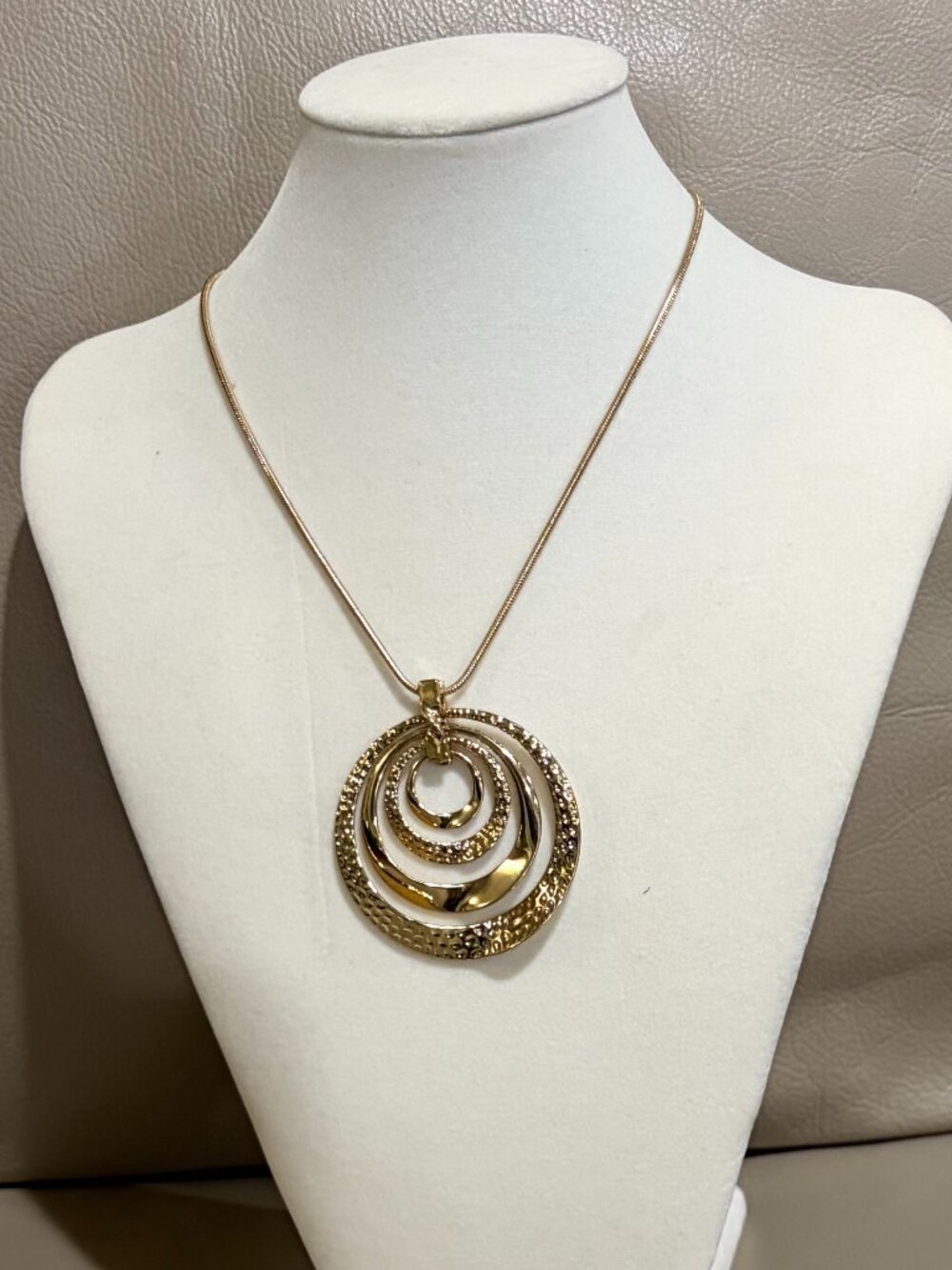 Gold-tone fashion neckless (Preowned)